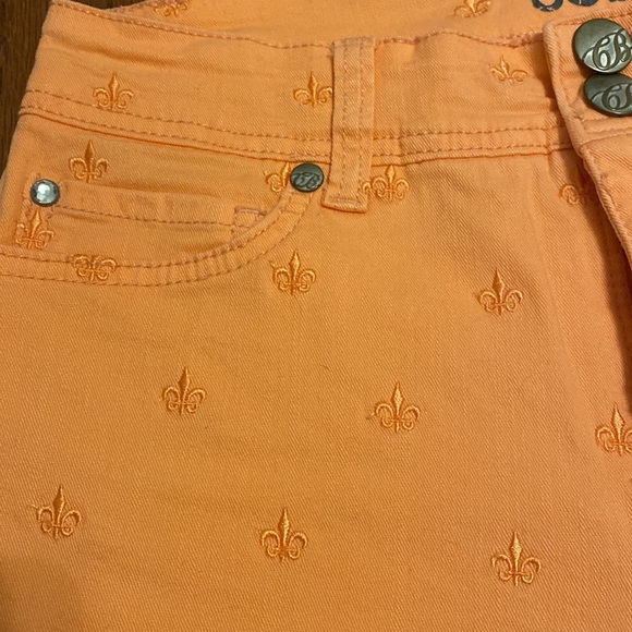 Code Bleu Fleur De Lis orange/peach jean style golfers shorts size 6 - Picture 4 of 11